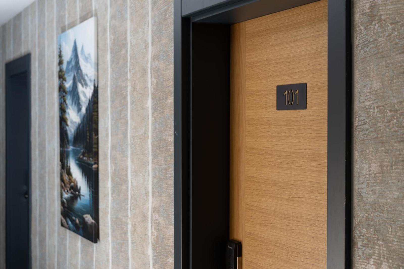 Vetus Hotel プリシュティナ エクステリア 写真
