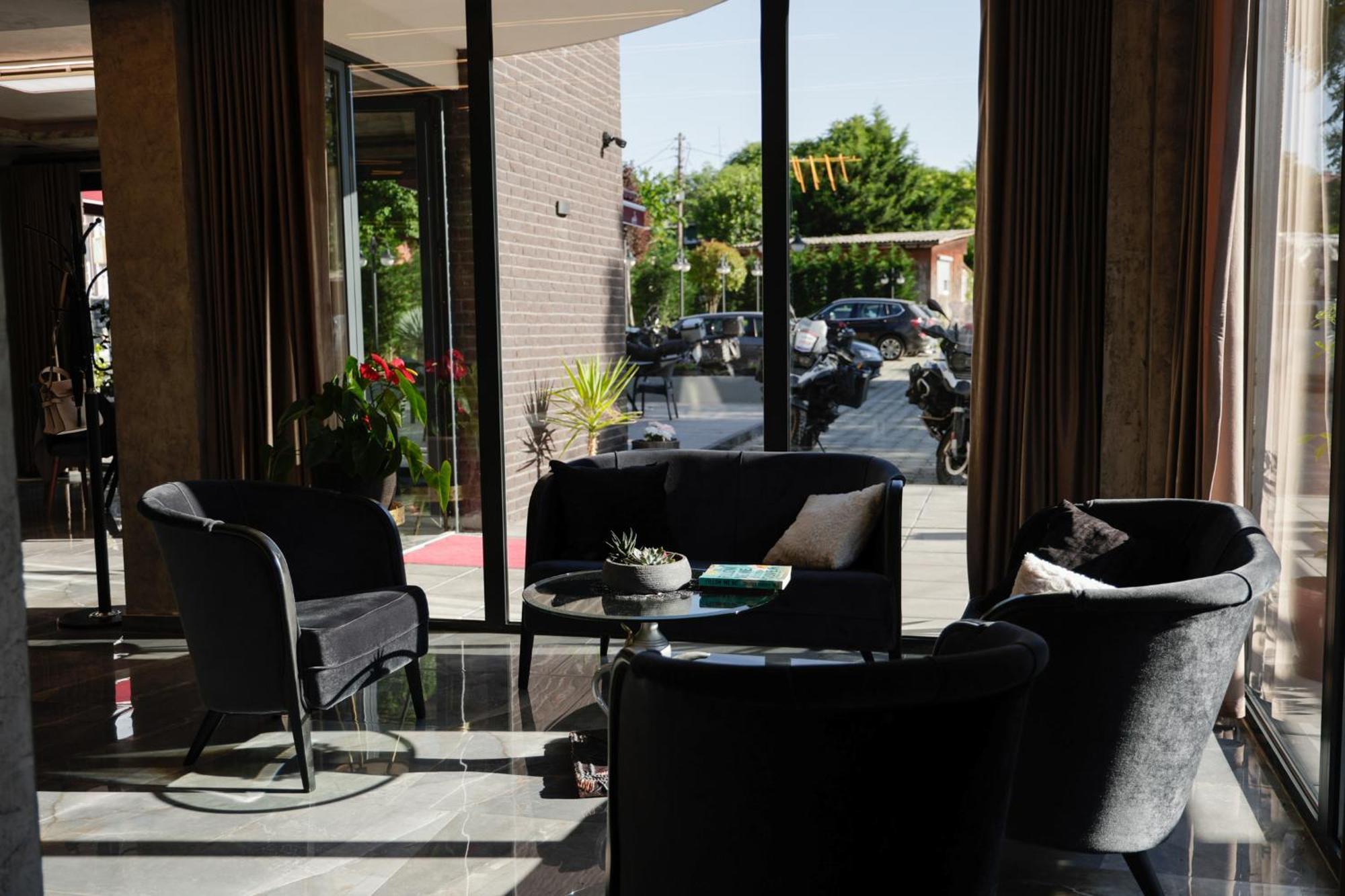 Vetus Hotel プリシュティナ エクステリア 写真